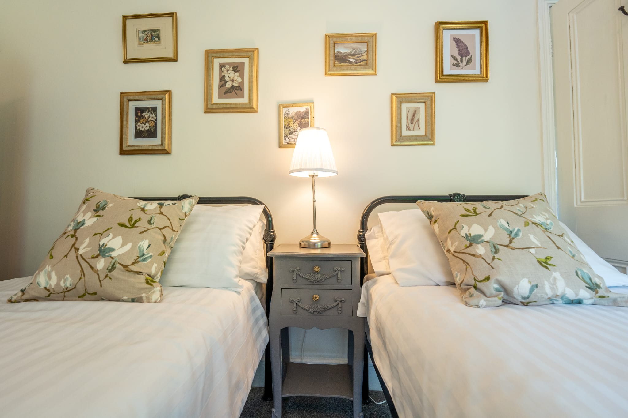 Twin bedroom, top floor, river-facing